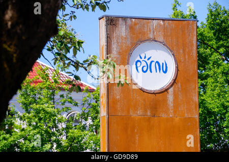 Pärnu indipendenza Clock da dietro - questo monumento/Orologio fu eretta nel 2001 per il 750º anniversario della città Foto Stock