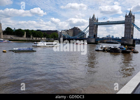 Londra, Regno Unito. Una vista di Tower Bridge un simbolo di Londra con la skyline di Londra in background Foto Stock