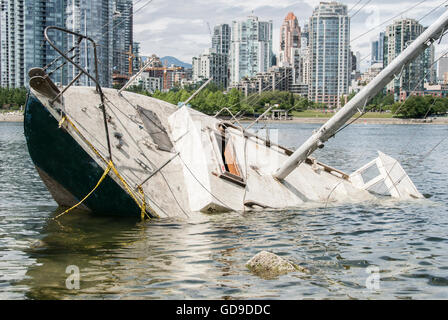 Naufragio di fronte a una città Foto Stock