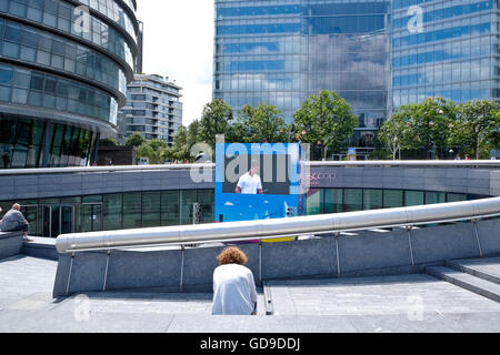 Londra, Regno Unito. Anfiteatro affondata al City Hall, nota come il convogliatore. Wimbledon è visualizzata su un grande schermo. Foto Stock