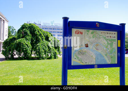 La piazza principale di Pärnu in Estonia con l'orientamento mappa e hotel Pärnu in background Foto Stock