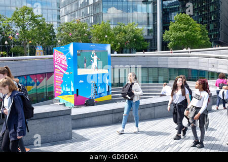 Londra, Regno Unito. Scoop è un anfiteatro all'aperto situato sul lato sud del Tamigi vicino a Tower Bridge di Londra Foto Stock