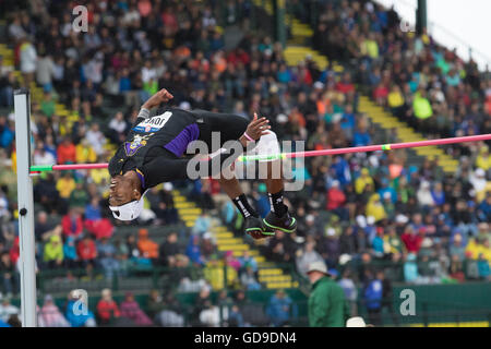 Eugene, Stati Uniti d'America. 10 Luglio, 2016. Avion Jones si cancella la barra in warmups per gli Uomini Salto in alto ma non riesce a cancellare una barra in altezza Foto Stock