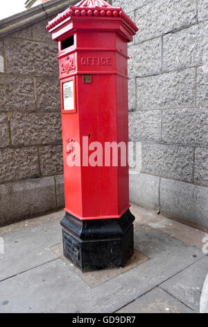 Un iconico red britannico Mail letter box a Londra Foto Stock