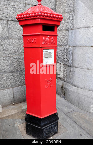 Un iconico red britannico Mail letter box a Londra Foto Stock