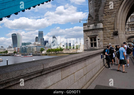 La skyline di Londra con 'il walkie talkie" "il Gherkin " e " Grattuggia formaggio' simbolo di Londra prese da Tower Bridge London oltre il Tamigi Foto Stock