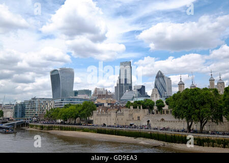 La skyline di Londra con 'il walkie talkie" "il Gherkin " e " Grattuggia formaggio' simbolo di Londra prese da Tower Bridge London oltre il Tamigi Foto Stock