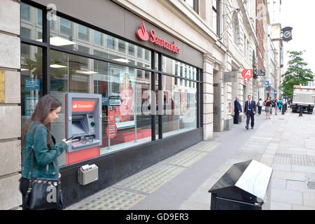 Santander una banca britannica punto di contanti ATM e retail banking in uscita della Londra CBD Foto Stock