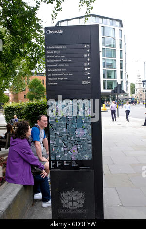 Centri di informazione turistica in Cheapside dando indicazioni per varie attrazioni della città di Londra Foto Stock