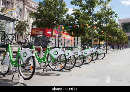 Cyclescheme City Bike public Hire, cycle to work transport scheme; noleggio biciclette stazioni di aggancio elettroniche per biciclette in città a Liverpool, Inghilterra Regno Unito. Foto Stock