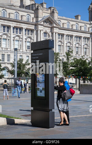 Il porto di Liverpool biuilding sulla fascia costiera lungofiume su di Liverpool Waterfront, Merseyside, Regno Unito. Il Pier Head è un centro di grande attrazione turistica con numerosi importanti punti di riferimento e gli sviluppi moderni che focalizzare l attenzione sulla città di lunga storia e patrimonio come un importante porto sul Mersey. Foto Stock