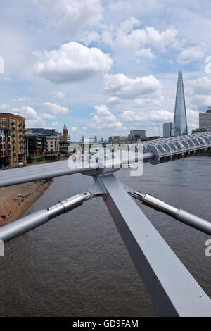 Londra, Regno Unito. Lo skyline di Londra dal Millennium Bridge che attraversa il fiume Tamigi con la Shard sullo skyline Foto Stock