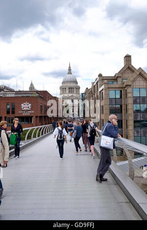 Londra, Regno Unito. Una vista della skyline di Londra dal Millennium Bridge che attraversa il fiume Tamigi e la Cattedrale di St Paul in backgrou Foto Stock