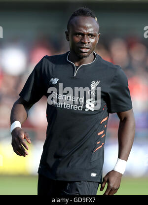 Liverpool Mane Sadio in azione durante la pre-stagione amichevole a Highbury Stadium di Fleetwood. Foto Stock