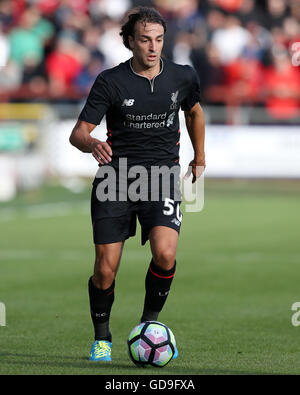 Di Liverpool Lazar Markovic in azione durante la pre-stagione amichevole a Highbury Stadium di Fleetwood. Foto Stock