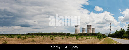 Ampio panorama di centrali nucleari. Cime delle torri di raffreddamento della centrale atomica Foto Stock