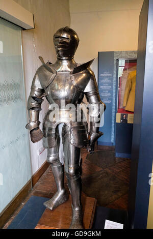 Tuta di armor in mostra al Castello di Leeds nel Kent Foto Stock