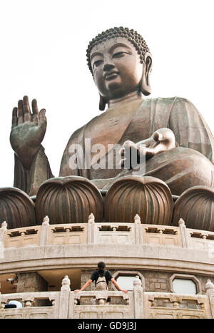 Tian Tan Buddha, il più grande del mondo seduto statua del Buddha sull'Isola di Lantau, Hong Kong, Cina, Asia Foto Stock