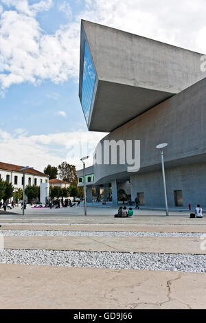 Il MAXXI Museo Nazionale del XXI secolo arti, progettato da Zaha Hadid, Roma, Lazio, l'Italia, Europa Foto Stock