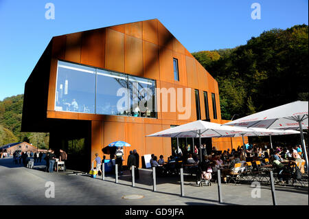 Gastronomia edificio, Haus Muengsten, Muengsten Parco ponte al di sotto del ponte di Muengstener, il più alto ponte ferroviario in Germania Foto Stock