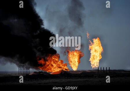 Bruciando del gas naturale proveniente dai giacimenti di petrolio Rumaila, Iraq meridionale. Medio Oriente. Foto Stock