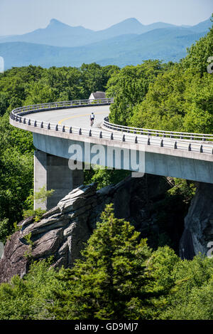 Ciclista sulla Linn Cove il viadotto in estate su una tranquilla giornata estiva Foto Stock