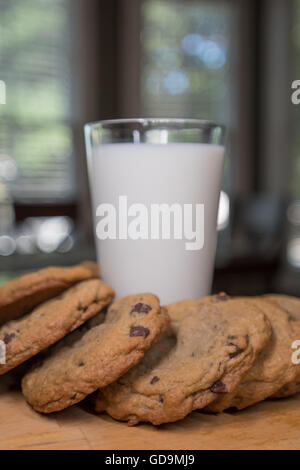 I cookie piegare intorno al bicchiere di latte immagine verticale Foto Stock