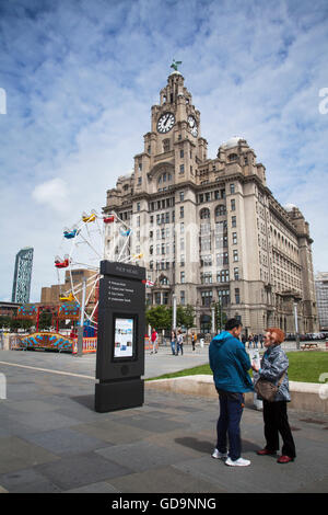 Il Liver Building sulla fascia costiera lungofiume su di Liverpool Waterfront, Merseyside, Regno Unito. Il Pier Head è un centro di grande attrazione turistica con numerosi importanti punti di riferimento e gli sviluppi moderni che focalizzare l attenzione sulla città di lunga storia e patrimonio come un importante porto sul Mersey. Foto Stock