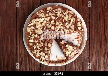 Sandwich al cioccolato torta guarnita con scaglie di mandorle Foto Stock