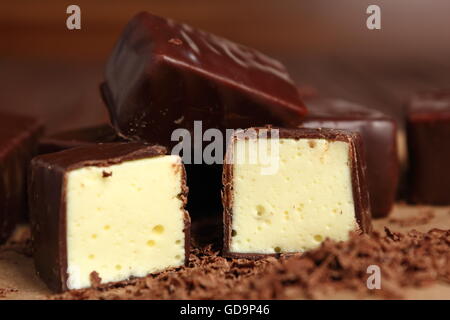 Morbido ricoperto di cioccolato candy riempito con soft Lemon Meringue Foto Stock