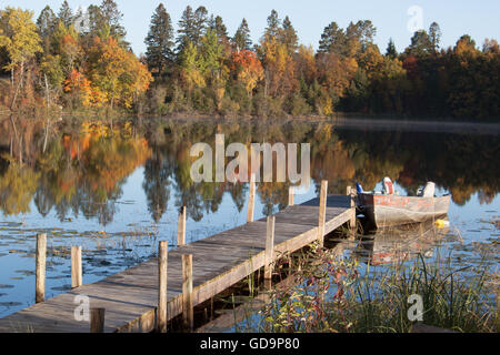 Piccola barca da pesca a un dock sul lago Foto Stock