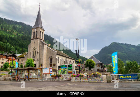 Chatel village, francese attrazione nelle Alpi per sciare, andare in bicicletta e fare escursioni .chiesa nel centro del villaggio. Foto Stock