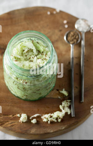Vasetto di crauti. Foto Stock