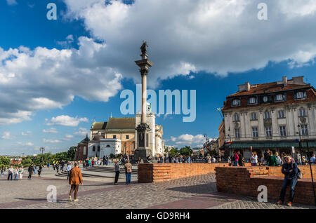 Piazza Castello con Sigismondo la colonna, St Anne's Chiesa e John House, Varsavia, Polonia Foto Stock