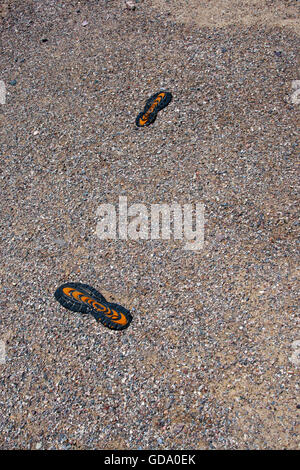 Suole di scarpe trovati nella sabbia Foto Stock