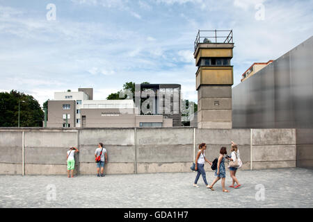 Muro di Berlino da est a Bernauer Strasse con torre di avvistamento nella striscia della morte a Berlino Germania Foto Stock