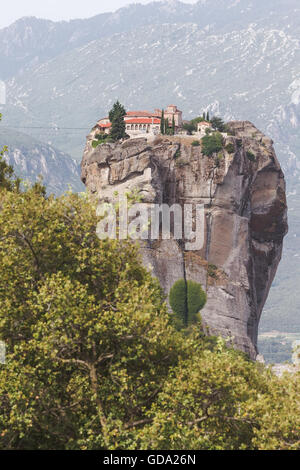 Monastero della Santa Trinità, in mattinata estiva, Meteora, Grecia Foto Stock