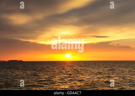 Tramonto sulla spiaggia con bellissimo cielo in Pattaya, Thailandia Foto Stock