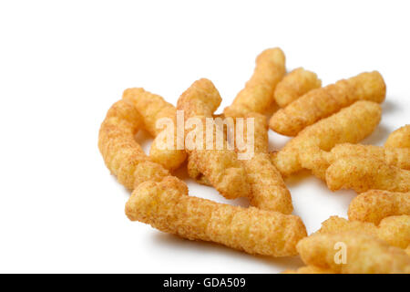 Croccante di corn snack su sfondo bianco Foto Stock
