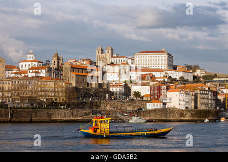 Paesaggio urbano di Porto e lo skyline in Portogallo, il centro storico della città, visite turistiche tour in barca sul fiume Douro, patrimonio mondiale dell UNESCO Foto Stock