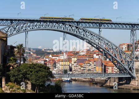 Metro su Dom Luis I ponte sul fiume Douro nel centro storico della città di Porto in Portogallo, Patrimonio Mondiale dell UNESCO Foto Stock