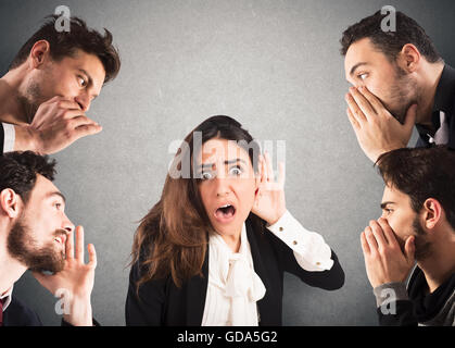 Gossip tra molte persone Foto Stock