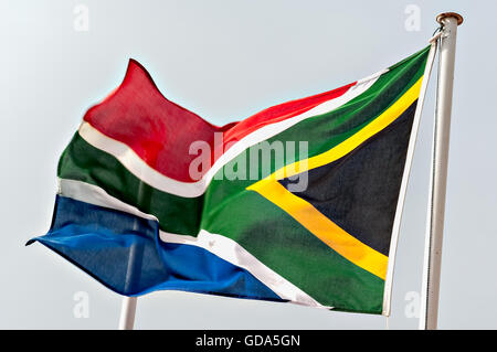 South African bandiera che fluttua nel vento Foto Stock