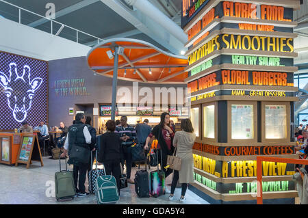 La giraffa Ristorante di partenze, il Terminal 5 di Heathrow Airport. London Borough of Hounslow, London, England, Regno Unito Foto Stock