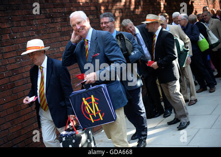 Elementi di MCC nella coda di invio del Signore durante il giorno una delle Investec Test match al Signore, Londra. Foto Stock