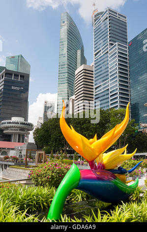 Gli edifici del CBD di Clifford Square mostra uccello del paradiso scultura, Marina Bay, zona centrale, isola di Singapore, Singapore Foto Stock