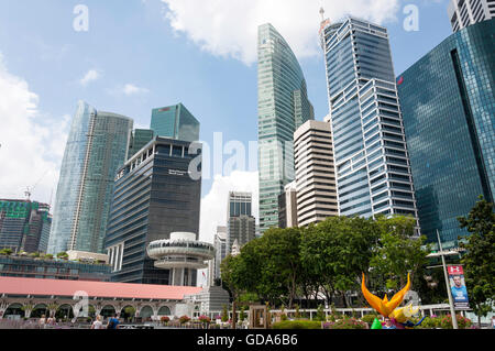 Gli edifici del CBD di Clifford Square mostra uccello del paradiso scultura, Marina Bay, zona centrale, isola di Singapore, Singapore Foto Stock