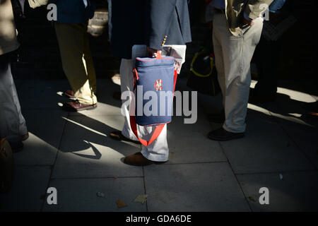 Elementi di MCC nella coda di invio del Signore durante il giorno una delle Investec Test match al Signore, Londra. Foto Stock