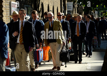 Elementi di MCC nella coda di invio del Signore durante il giorno una delle Investec Test match al Signore, Londra. Foto Stock