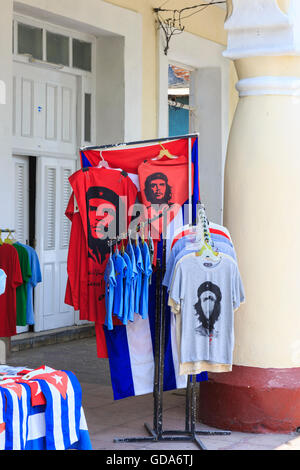 Souvenir turistici vendita di stallo Che Guevara t-shirt e bandiere cubane a Cienfuegos, Cuba Foto Stock